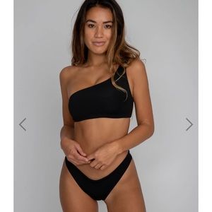 Skatie bikini Black Ellis Top and Kelly Bottoms both size large